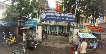 Công ty cổ phần Cấp nước Chợ Lớn trước đây là Chi nhánh Cấp nước Chợ Lớn trực thuộc Công ty Cấp nước Thành phố Hồ Chí Minh (nay Tổng Công ty Cấp nước Sài Gòn). 